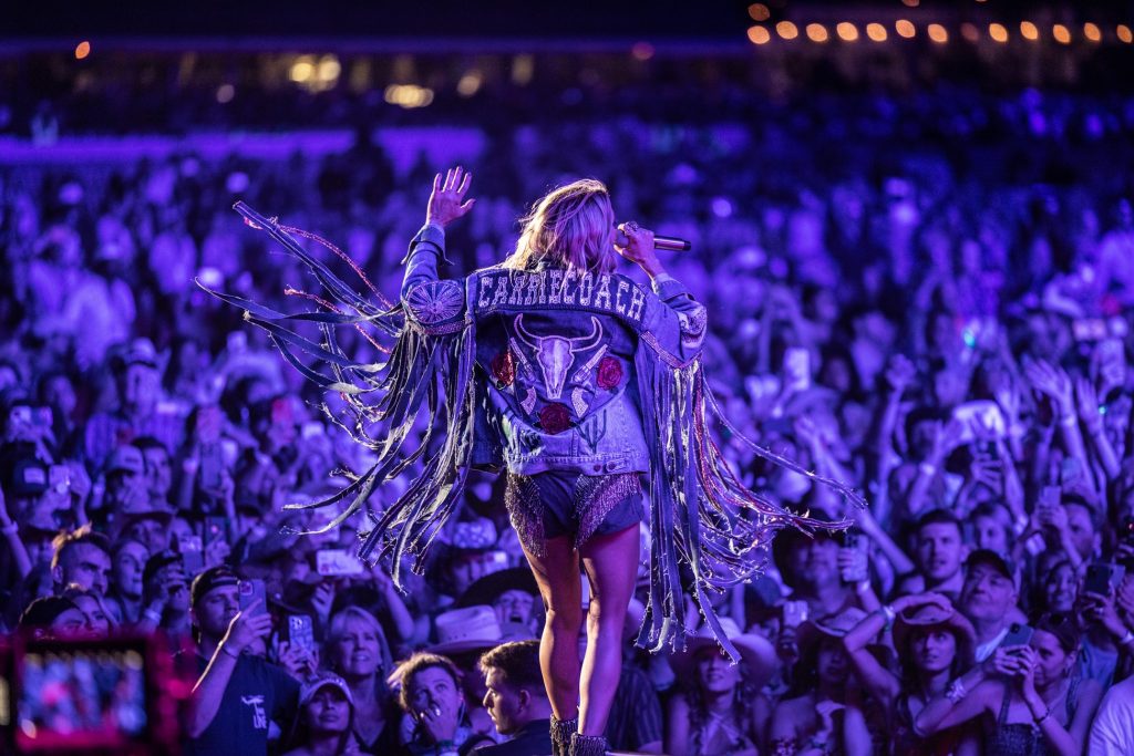 Stagecoach 2022: Festivalgoers embrace the heat with Day 2 performance from  Carrie Underwood - Daily Bruin